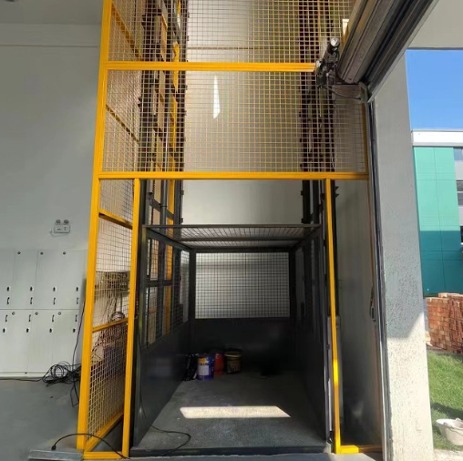 青原导轨式升降机助力物流园破解运输难题